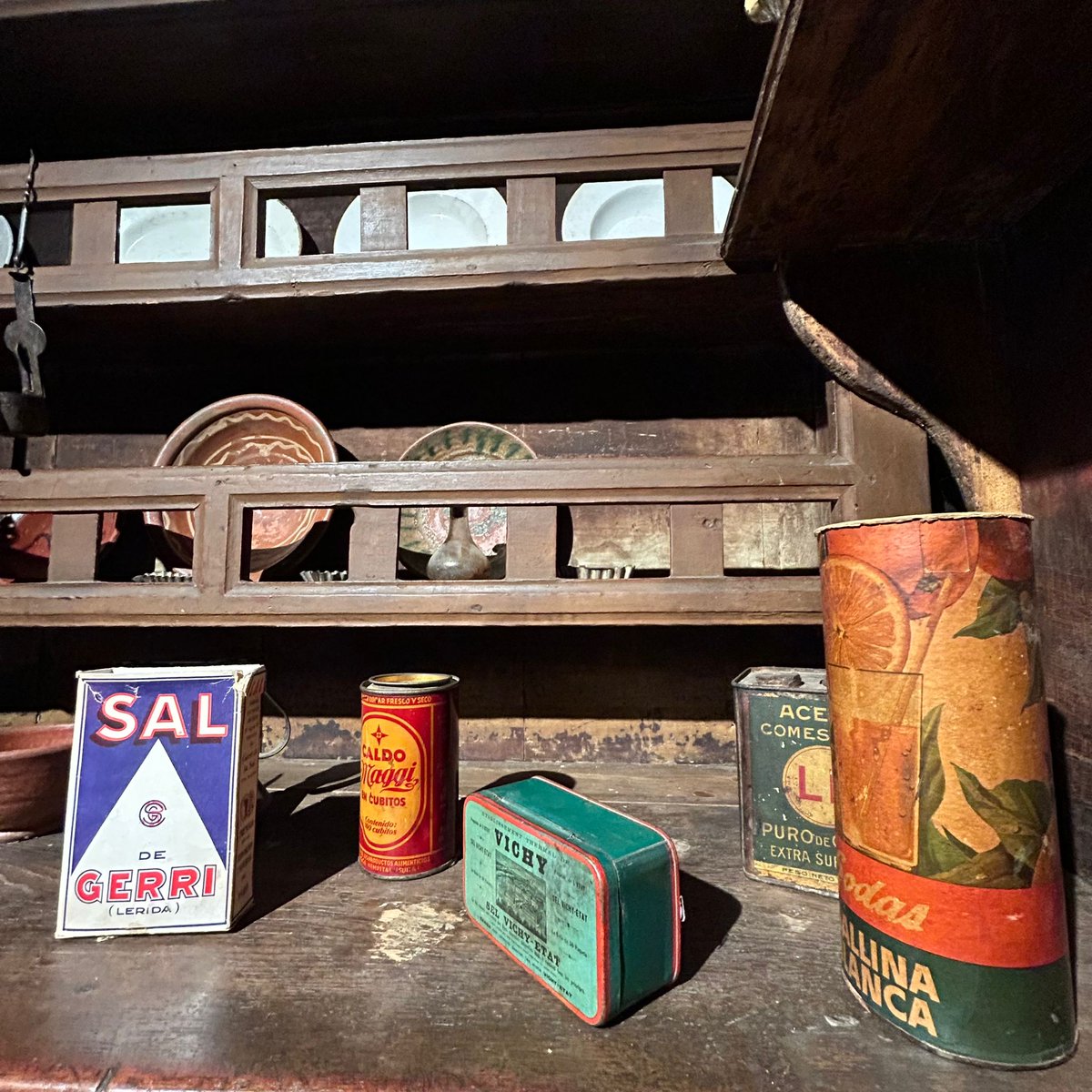 CdaVallsAneu's tweet photo. 4/5 El darrer dia vam fer un canvi de programa degut a la pluja i vam anar a l'#Ecomuseu de les #VallsdÀneu. Vam introduir la vida tradicional al #Pallars amb un taller d'objectes tradicionals. #aprenemambelscampsientorns https://t.co/8Qo8ZZx5WY
