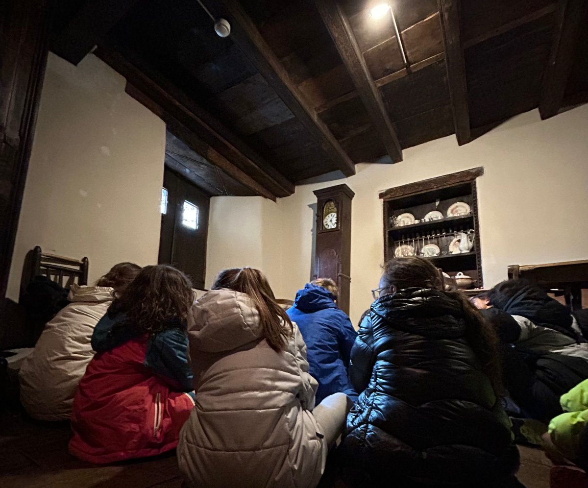 CdaVallsAneu's tweet photo. 4/5 El darrer dia vam fer un canvi de programa degut a la pluja i vam anar a l'#Ecomuseu de les #VallsdÀneu. Vam introduir la vida tradicional al #Pallars amb un taller d'objectes tradicionals. #aprenemambelscampsientorns https://t.co/8Qo8ZZx5WY