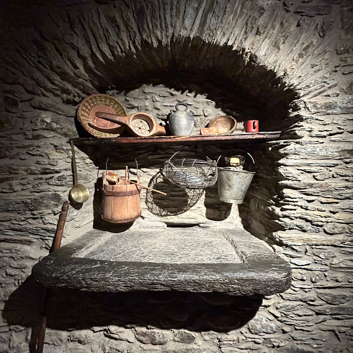 CdaVallsAneu's tweet photo. 4/5 El darrer dia vam fer un canvi de programa degut a la pluja i vam anar a l'#Ecomuseu de les #VallsdÀneu. Vam introduir la vida tradicional al #Pallars amb un taller d'objectes tradicionals. #aprenemambelscampsientorns https://t.co/8Qo8ZZx5WY