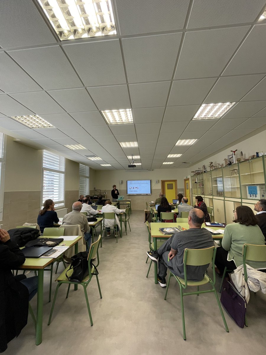 alfonsoviiiplus's tweet photo. Últimas acciones formativas del profesor invitado del proyecto #ErasmusPlus  , Europa nos conecta,  en el @IESALFONSOVIII . Gracias Arnaud Galeotti del @LPontonniers por esta labor. @sepiegob https://t.co/Rbgkuuvc82