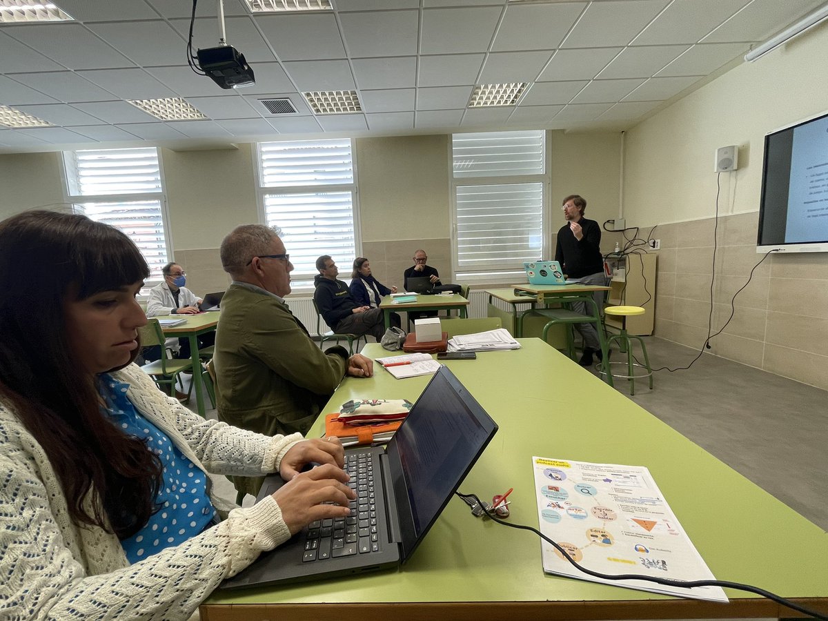 alfonsoviiiplus's tweet photo. Últimas acciones formativas del profesor invitado del proyecto #ErasmusPlus  , Europa nos conecta,  en el @IESALFONSOVIII . Gracias Arnaud Galeotti del @LPontonniers por esta labor. @sepiegob https://t.co/Rbgkuuvc82