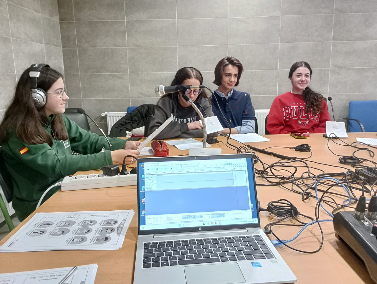 alfonsoviiiplus's tweet photo. Últimas acciones formativas del profesor invitado del proyecto #ErasmusPlus  , Europa nos conecta,  en el @IESALFONSOVIII . Gracias Arnaud Galeotti del @LPontonniers por esta labor. @sepiegob https://t.co/Rbgkuuvc82