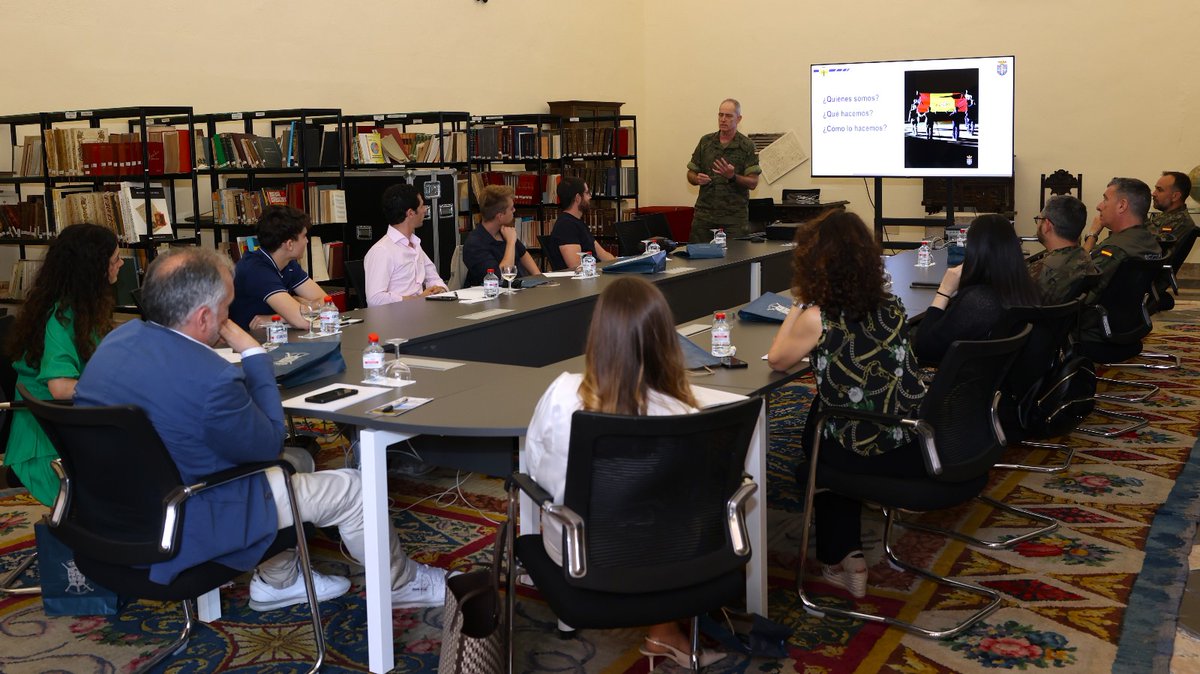 El máster de Marketing Político y Comunicación Institucional de <a href="/UCV_svm/">Universidad Católica de Valencia</a> visita <a href="/CGTAD_NRDC_ESP/">CGTAD / HQ NRDC-ESP</a> para conocer los aspectos más relevantes en materia de Protocolo y Comunicación militar: Arte y Ciencia.
#SomosTuEjercito
#EjércitodeTierra 
<a href="/AmaliaLopezAcer/">Amalia López Acera</a>
<a href="/_Shirubya_/">silvia moya</a>
@Sabater_david