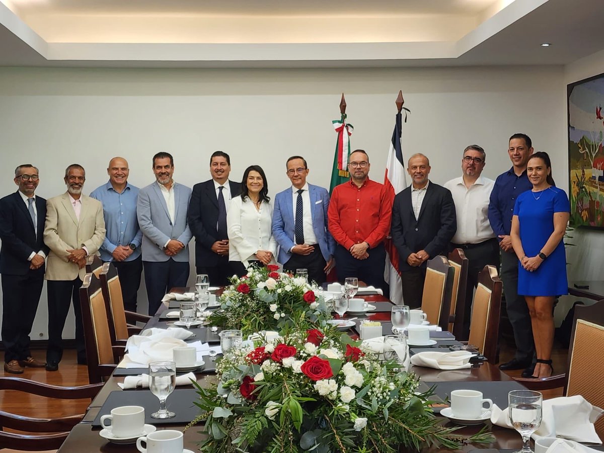 VictorSColin's tweet photo. Agradezco a la Cámara de Comercio 🇨🇷-🇲🇽 el cálido recibimiento que me ha dado como Embajador de MEX en CR. Juntos, reiteramos nuestra alianza estratégica en el fortalecimiento del comercio bilateral. Gracias Canciller ⁦@arnoldoandre⁩ por su amistad y acompañamiento.🇲🇽🤝🇨🇷 https://t.co/JieyF44qLB