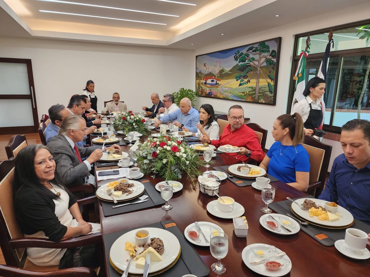 VictorSColin's tweet photo. Agradezco a la Cámara de Comercio 🇨🇷-🇲🇽 el cálido recibimiento que me ha dado como Embajador de MEX en CR. Juntos, reiteramos nuestra alianza estratégica en el fortalecimiento del comercio bilateral. Gracias Canciller ⁦@arnoldoandre⁩ por su amistad y acompañamiento.🇲🇽🤝🇨🇷 https://t.co/JieyF44qLB