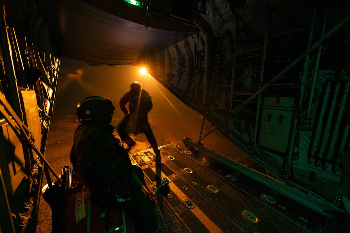 May 13-15, #SAR Technicians from 413 Sqn, 14 Wing Greenwood, completed live nighttime parachute training in Goose Bay. An #RCAF CH149 Cormorant & a CC130H Hercules took part in the training ensuring that the members are ready to deliver life saving capabilities. @RCAF_ARC