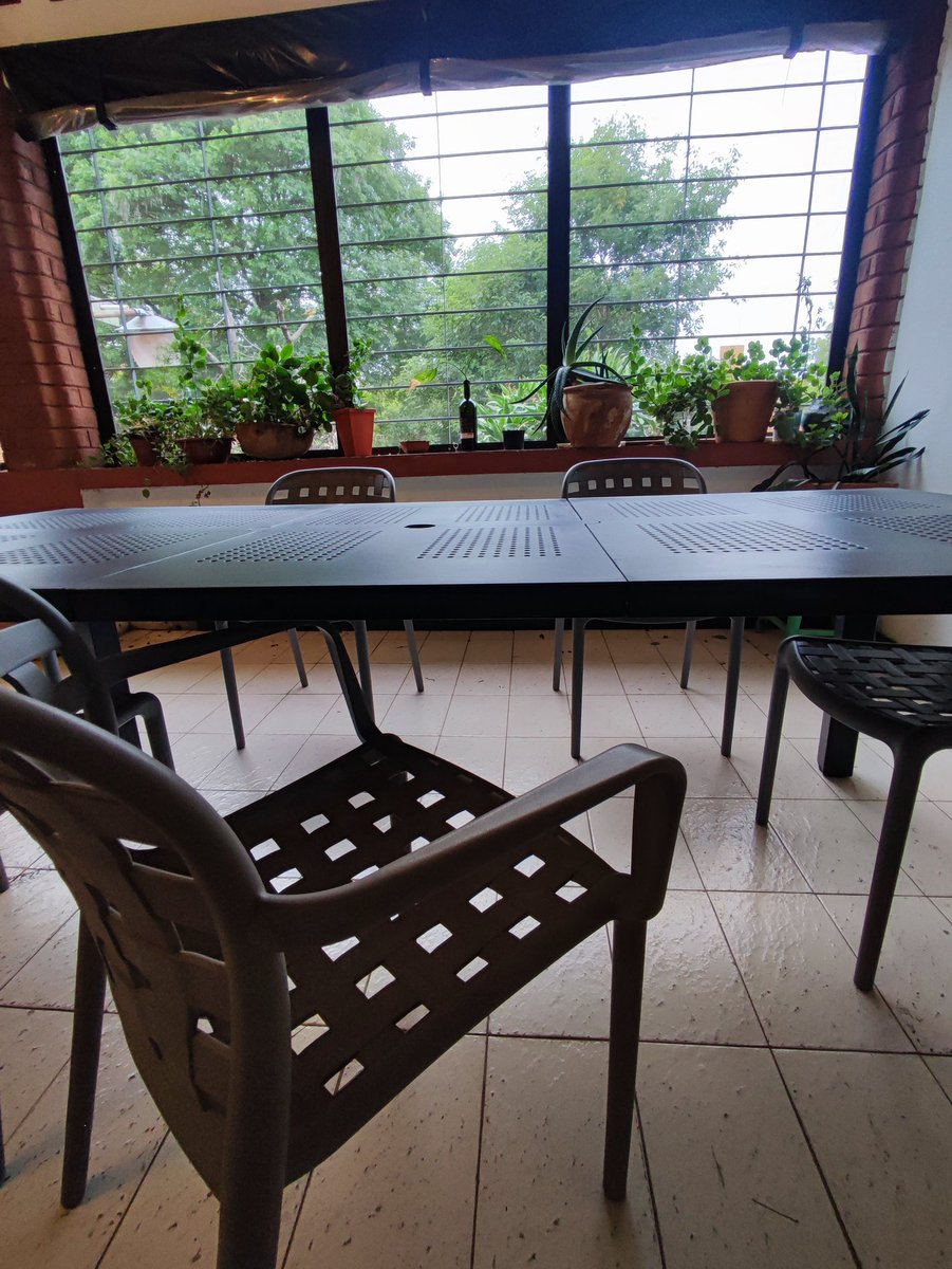 DulceyDandy's tweet photo. Juego de mesa extensible con 6 sillas (2 con posabrazos), marca Nardi. Tamaño: de 160x100x73cm hasta 220x100x73cm (extendida). Total: Gs. 6.000.000 https://t.co/8NtXcvbwWz