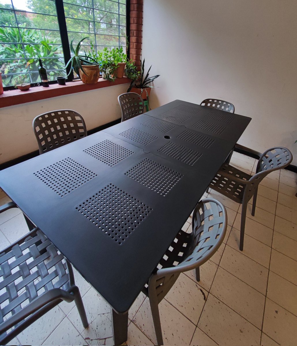 DulceyDandy's tweet photo. Juego de mesa extensible con 6 sillas (2 con posabrazos), marca Nardi. Tamaño: de 160x100x73cm hasta 220x100x73cm (extendida). Total: Gs. 6.000.000 https://t.co/8NtXcvbwWz