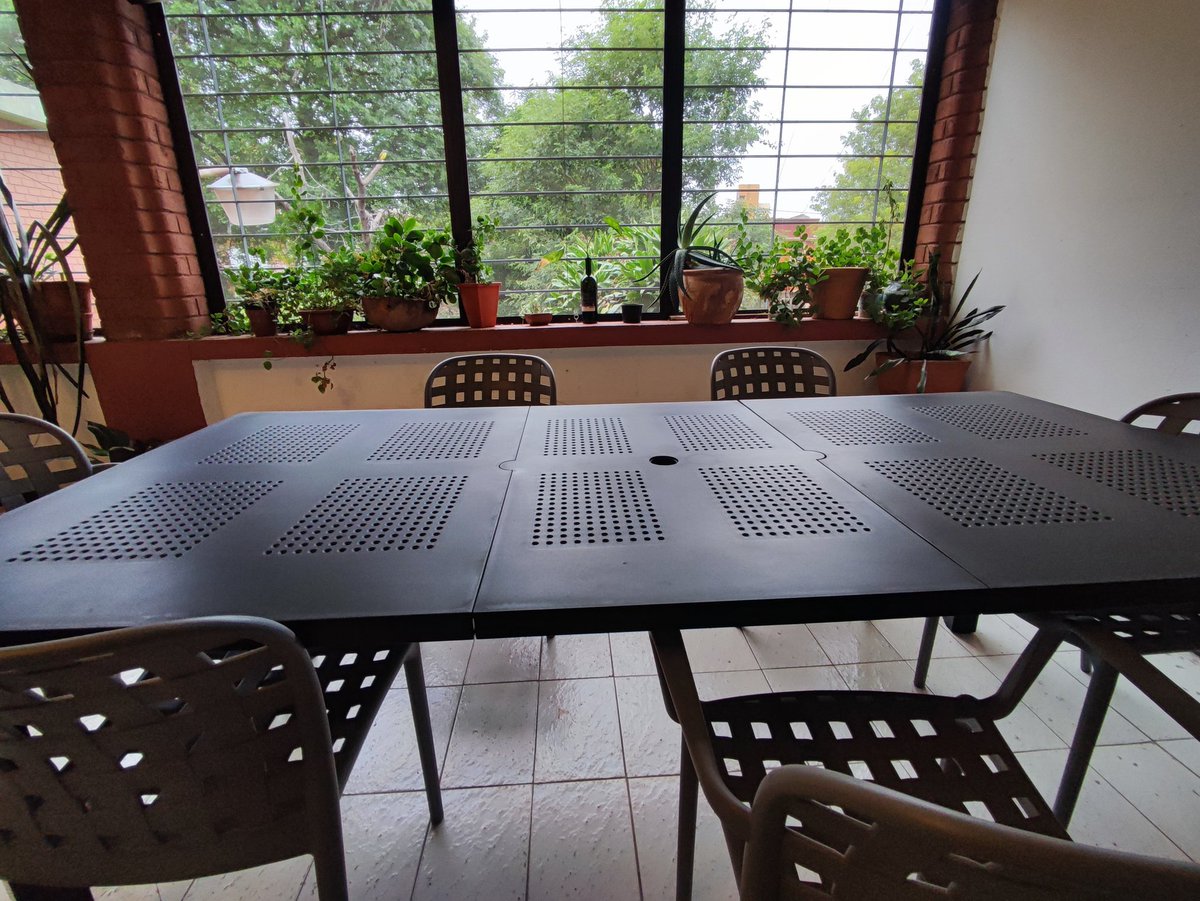DulceyDandy's tweet photo. Juego de mesa extensible con 6 sillas (2 con posabrazos), marca Nardi. Tamaño: de 160x100x73cm hasta 220x100x73cm (extendida). Total: Gs. 6.000.000 https://t.co/8NtXcvbwWz