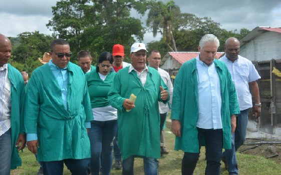 Hoy, acompañado por <a href="/DrRobertoMOjeda/">Dr. Roberto Morales Ojeda</a>, en Yateras donde los trabajadores y el pueblo saben "guapear" y están  conscientes que se puede hacer más en la solución de los problemas del territorio.
#YoSigoAMiPresidente
#UnidosXCuba