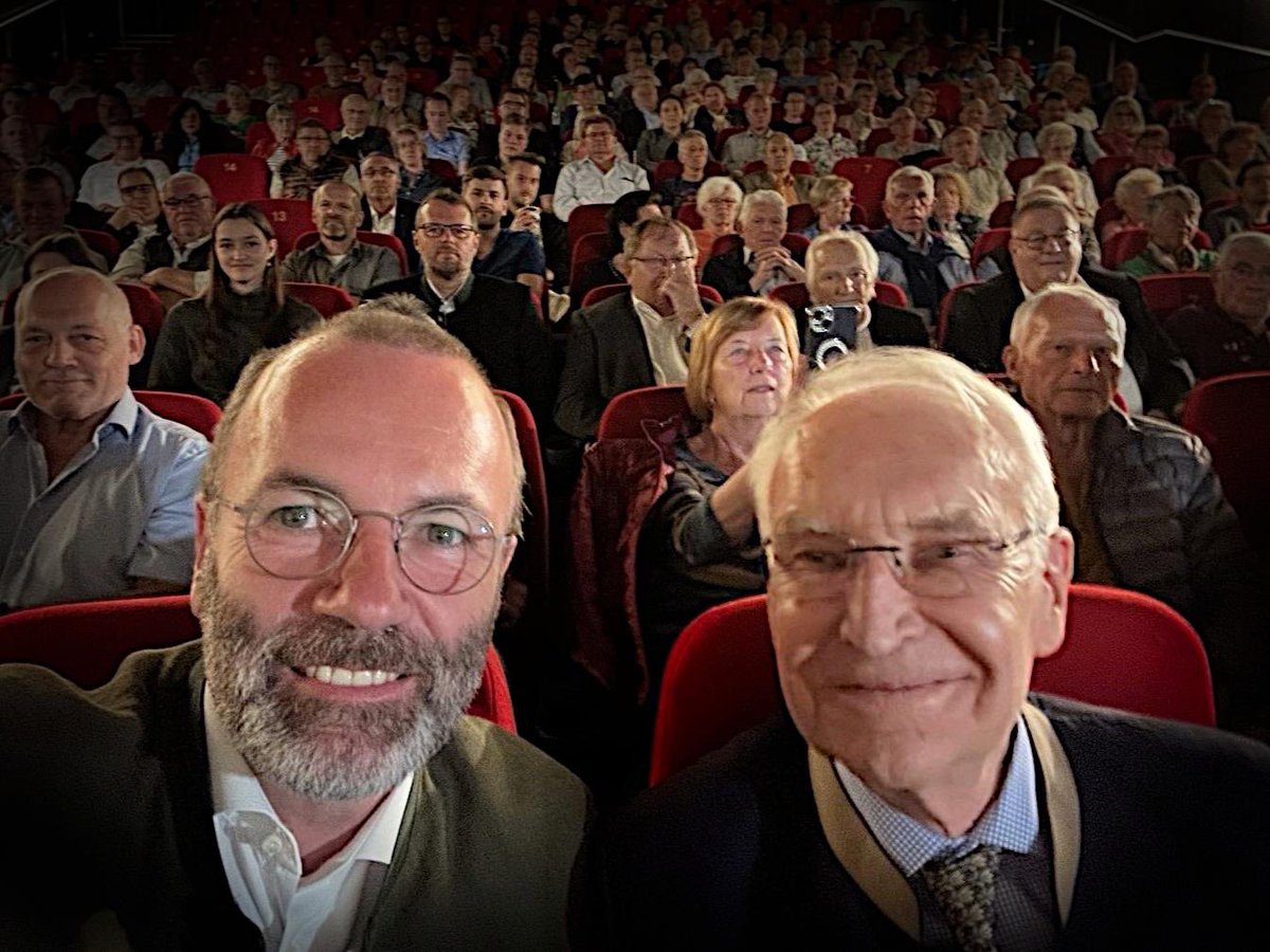 Schon 1979 hat Edmund Stoiber den ersten Europawahlkampf für die CSU als Generalsekretär von Franz Josef Strauß organisiert. Heute wirbt er gemeinsam mit mir in Mühldorf für ein starkes Bayern in Europa. Vielen Dank für die Unterstützung! #starkesBayerninEuropa