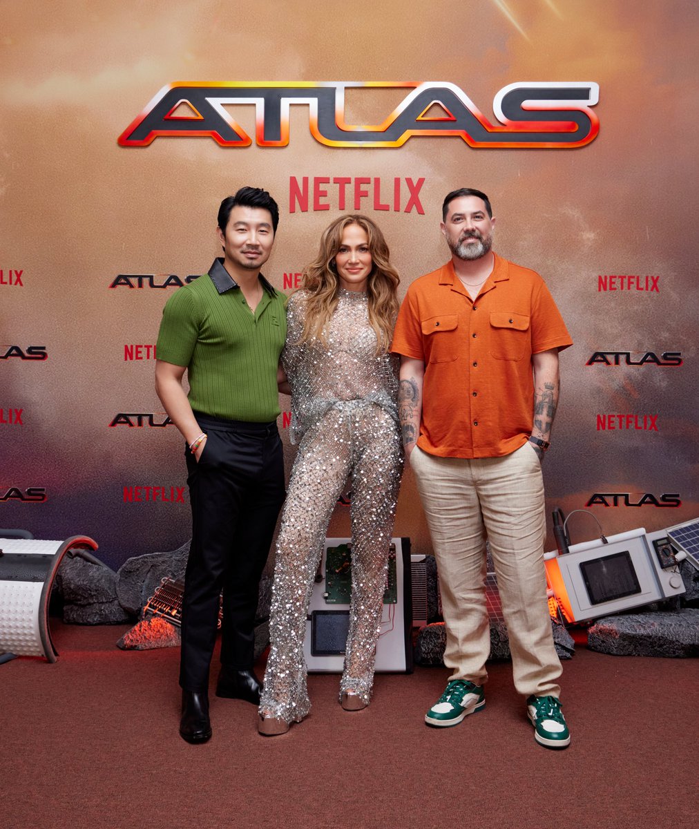 CineSpoilersMex's tweet photo. Estuvimos con @JLo @SimuLiu y #BradPeyton la tarde de ayer en la conferencia de prensa de su película #Atlas que estrena mañana en @NetflixLAT https://t.co/aL7z9FSOVo