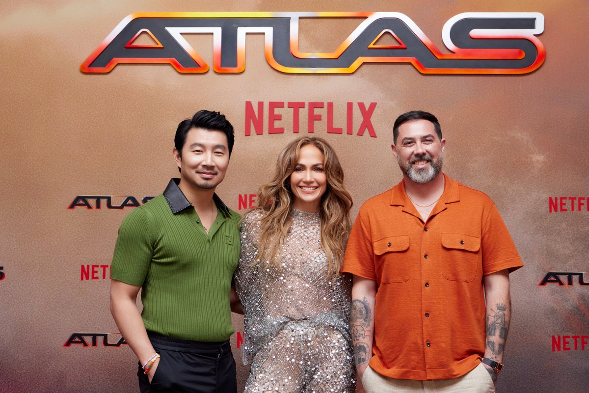 CineSpoilersMex's tweet photo. Estuvimos con @JLo @SimuLiu y #BradPeyton la tarde de ayer en la conferencia de prensa de su película #Atlas que estrena mañana en @NetflixLAT https://t.co/aL7z9FSOVo