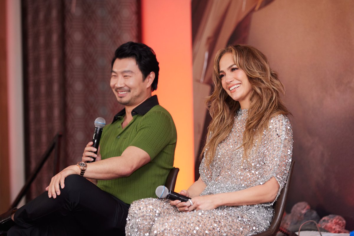 CineSpoilersMex's tweet photo. Estuvimos con @JLo @SimuLiu y #BradPeyton la tarde de ayer en la conferencia de prensa de su película #Atlas que estrena mañana en @NetflixLAT https://t.co/aL7z9FSOVo