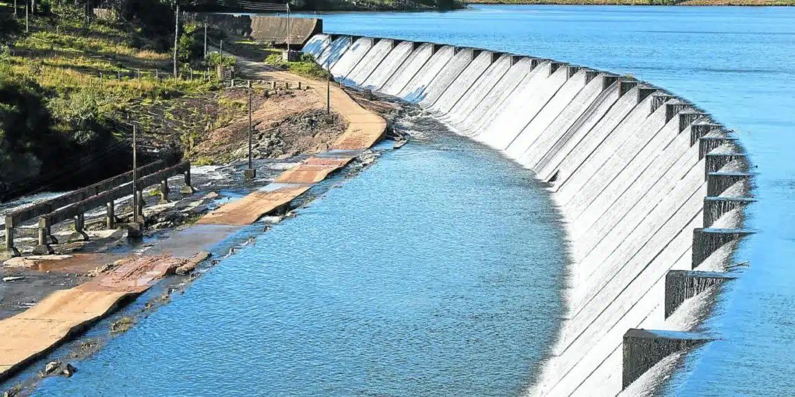 O Governo do Rio Grande do Sul decretou situação de emergência em São Francisco de Paula, na Serra Gaúcha, devido ao risco iminente de ruptura da UHE (Usina Hidrelétrica) Bugres Barragem Salto. As fortes chuvas na região elevaram o nível da água a um ponto crítico, exigindo