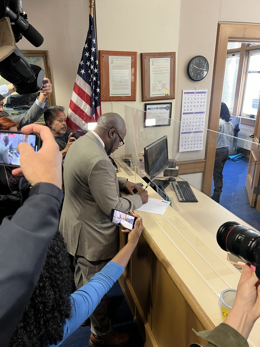 armstrongforoak's tweet photo. What a whirlwind the last 24 hours have been! I am thrilled to file my initial papers to run for Oakland City Council At-Large. I look forward to continuing to serve the city I love. 

Visit https://t.co/L0bq3ImZ6j. Join us in moving the City forward! https://t.co/388nTHDm59
