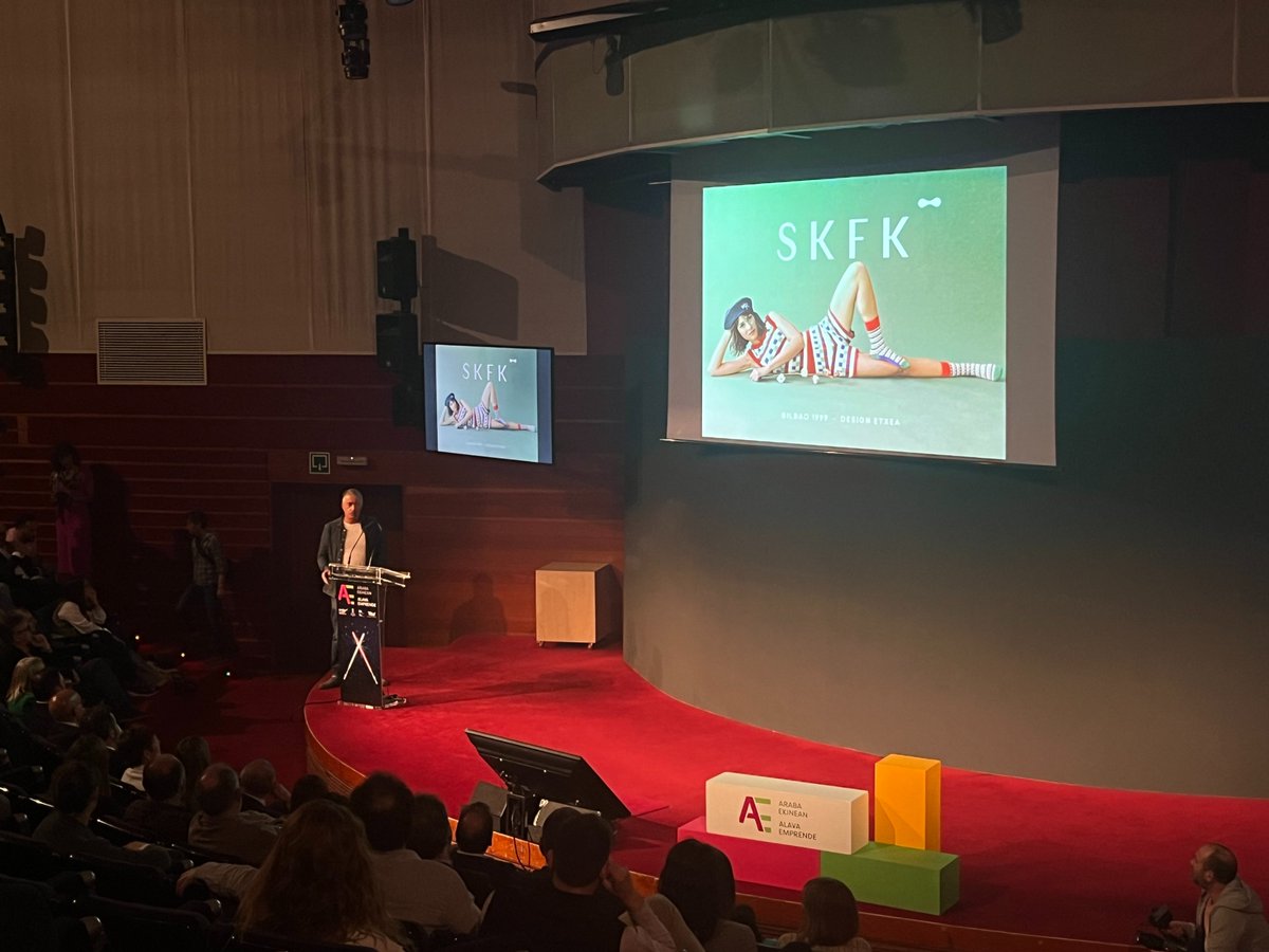 alavaemprende's tweet photo. #EkinDay | Terminamos el día de hoy con la ponencia inspiracional de Mikel Feijoo, Director general y fundador de la marca de moda ética vasca Skunkfunk, con presencia en tres continentes. 👏 https://t.co/F92kjCZ9gv