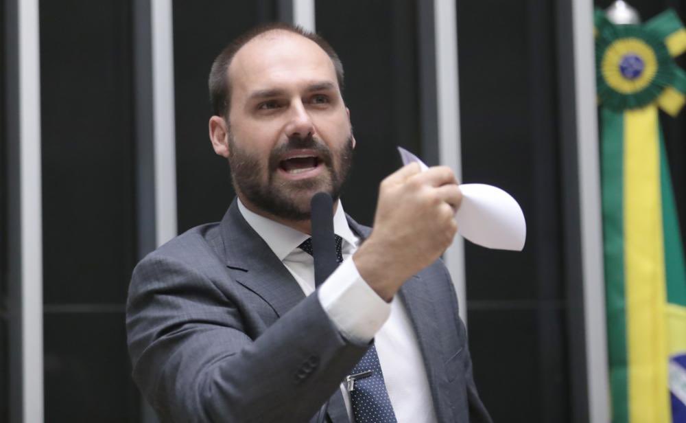 NewsLiberdade's tweet photo. 🚨URGENTE - Eduardo Bolsonaro responde Moraes e diz, “Você Também Está Preso”
￼
“Você também está preso Alexandre ou você sai as ruas tranquilo? Conte-nos como é a reação das pessoas quando você chega no clube Pinheiros? Ou se você consegue jantar em Londres sem antes checar as redes sociais de nome por nome daqueles que se sentarão a mesa? Valeu a pena?”, questionou o parlamentar