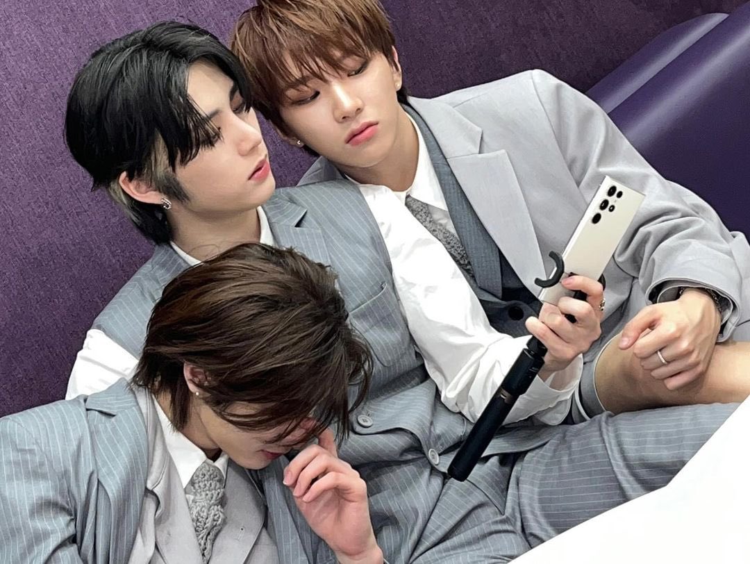 wosnhak's tweet photo. Huddled together in the quiet moments before the next stage. Taesan hyung told us how to take a gen Z photo! 😋 https://t.co/lPw3Xrthhv