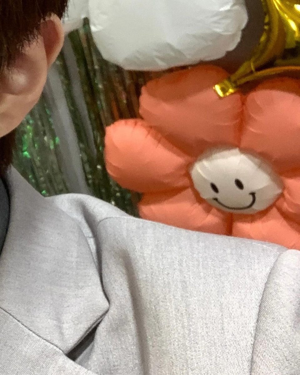 wosnhak's tweet photo. ꩜ .ᐟ Captured in a fleeting moment before stepping onto the stage. There's happy flower behind me! https://t.co/G9SEOeFpJV