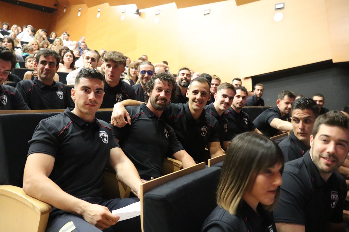 Cuarenta y tres bomberos del CEIS toman posesión en el Teatro Villa de Molina radiomolina.com/cuarenta-y-tre…