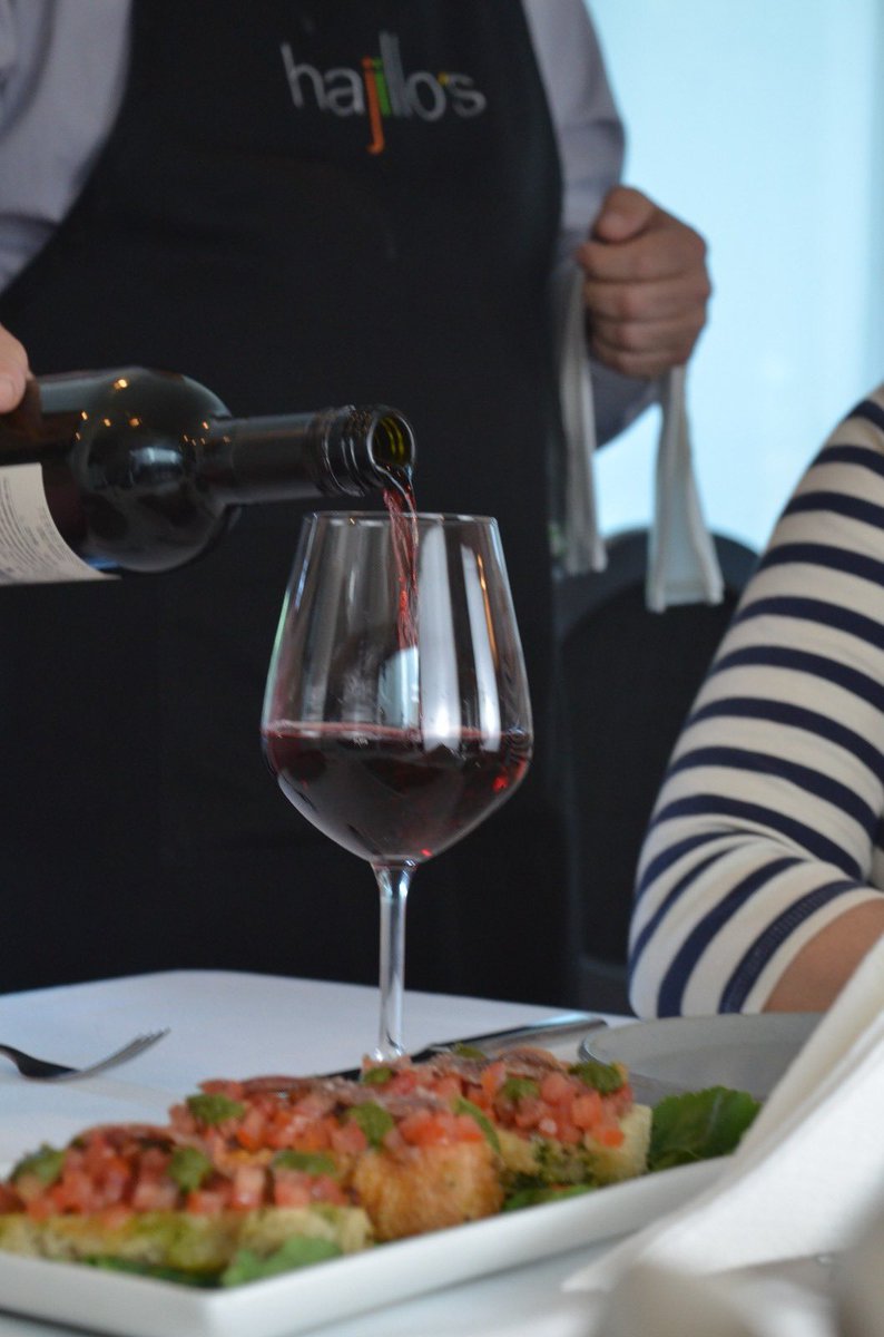 Jueves casi Viernes perfecto para disfrutar del auténtico sabor italiano y brindar con un botella de vino Sangiovense al precio de promoción y una bruschetta de pomodoro y anchoas🤤😍 

‼️Reserva tu mesa y brinda por lo #NUOVO , esta promoción estará vigente hasta agotarse