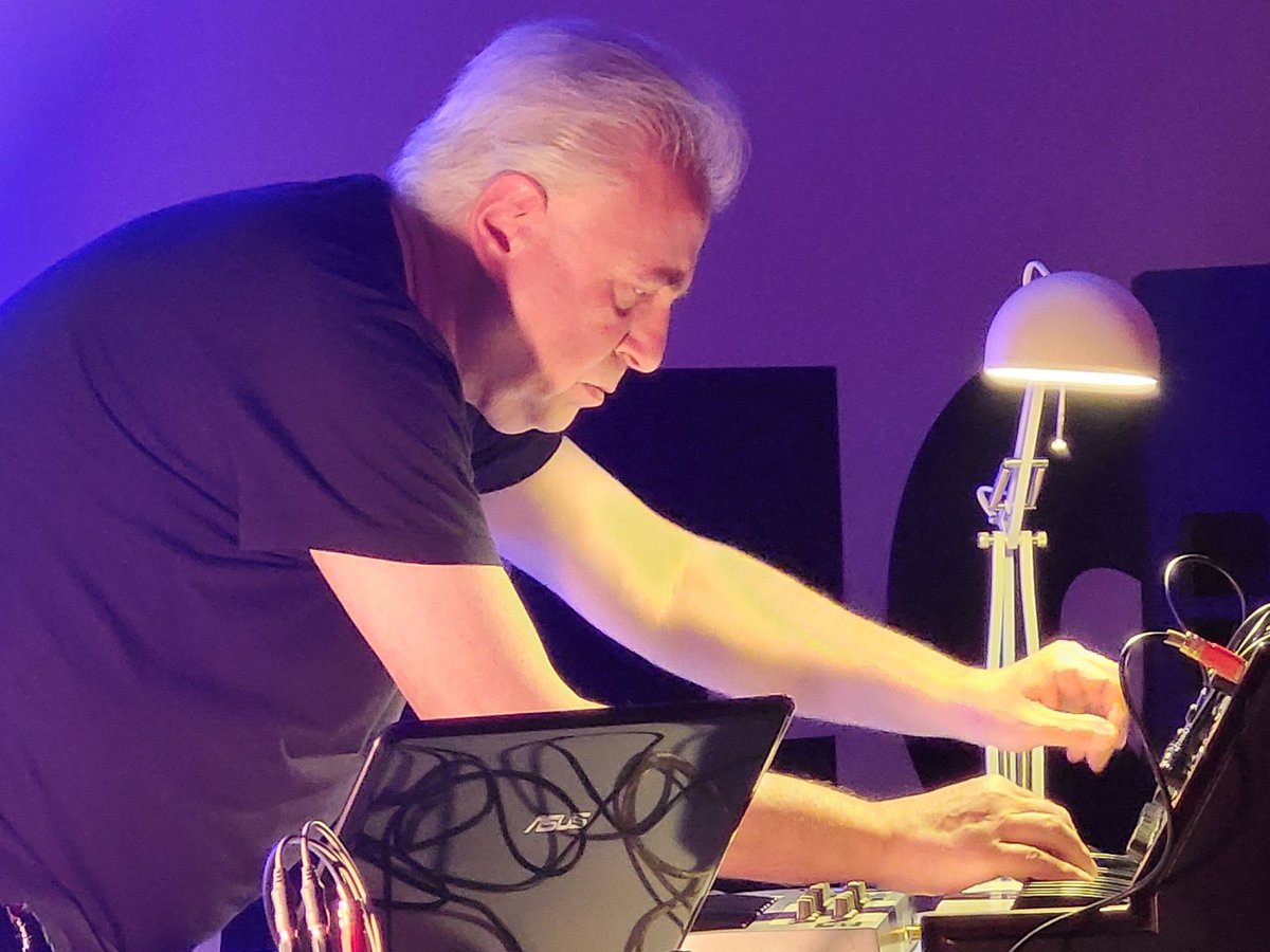 vlcinnovation's tweet photo. DIRECTO 🟣 Javier Piñango está actuando en #Superlab4, la cuarta jornada del ciclo de conciertos de #música #experimental y #audioarte by #Sonolab.
Este ciclo se enmarca en las actividades paralelas de la colección #SuperSonic.
#València @VLCInnovation https://t.co/QNWHUqbBcT