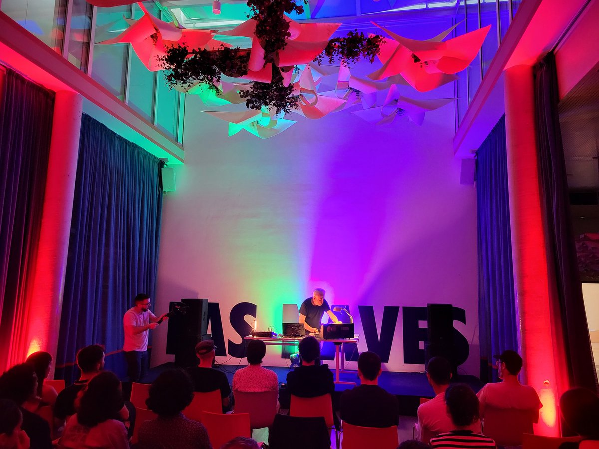 vlcinnovation's tweet photo. DIRECTO 🟣 Javier Piñango está actuando en #Superlab4, la cuarta jornada del ciclo de conciertos de #música #experimental y #audioarte by #Sonolab.
Este ciclo se enmarca en las actividades paralelas de la colección #SuperSonic.
#València @VLCInnovation https://t.co/QNWHUqbBcT