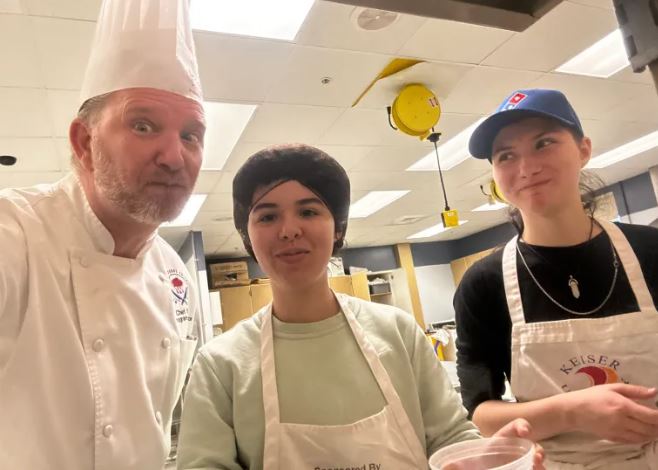 LET'S WIN THIS! @WekivaHigh's Chef Bates is currently in the race for the @favchefs contest and he's in third place! Oh no no no -- we all know he's the best! He could win $25K and get to cook with celebrity chef @carlahall! Vote for him now at favchef.com/2024/christoph…. #ocps