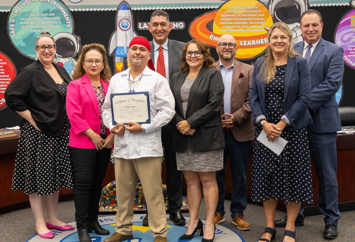 We are thrilled to celebrate Loma Verde Elementary's very own Mr. Diego Arias for being named the @SanDiegoCOE Counselor of the Year! Selected for this esteemed award for his exceptional leadership, Mr. Arias empowers students to build resiliency and flourish. Congratulations!