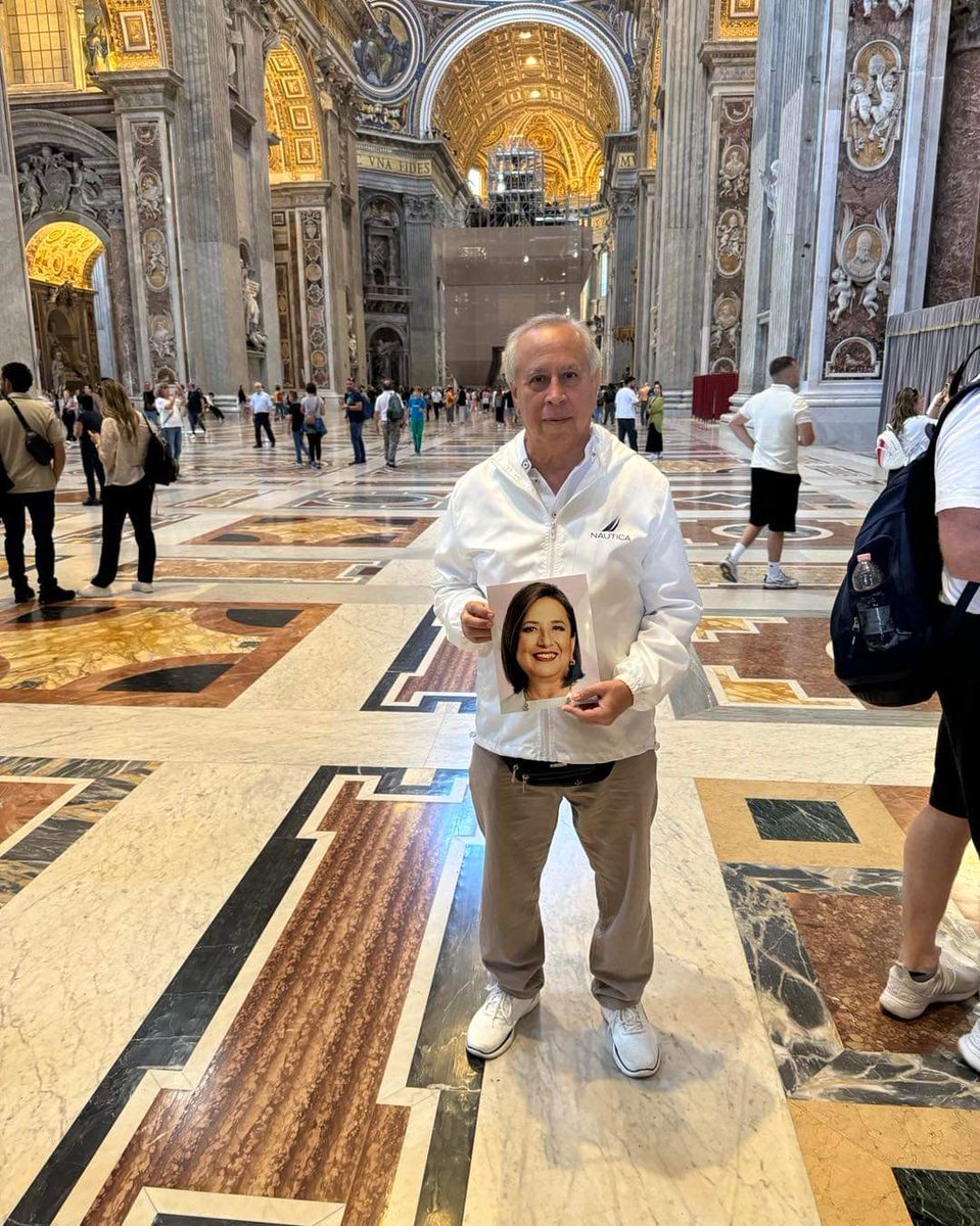 Hombre de Fe acude al Vaticano para pedir por su país 🇲🇽 y lleva la imagen de ❌óchitl Gálvez. 🙏

#XóchitlGálvezPresidenta2024
 #MéxicomereceMás 🤞🏻🩷
❤️💙💛