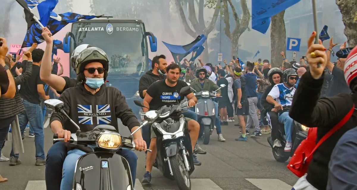 FutbolOblicuo's tweet photo. 'Bérgamo, scooters y una Europa League'.

De Bérgamo partió en 1860 la Expedición de los Mil que junto a Giuseppe Garibaldi llegó a Marsala (Sicilia) para desde allí emprender la reunificación italiana, y de Bérgamo partían todos los fines de semana de finales de los 80 y principios de los 90 cientos de jóvenes en dirección a la cada vez más vibrante Milán. El fin de los años de plomo, las implacables leyes antiterroristas, la estabilización de la lira y el crecimiento económico habían transformado a la capital lombarda en una de las ciudades más ricas y prósperas de Europa, sede a su vez de la flamante Canale 5, la revolucionaria televisión berlusconiana que había introducido en Italia el llamado american way of life a través de series como Dallas, Alf, The Dukes of Hazzard o Dynasty.

La comida rápida, la MTV, el uso casual del inglés y de marcas como Timberland, Ray-Ban, El Charro, Mistral, Chevignon, Swatch, Levi’s o Moncler se convirtieron de repente en la seña de identidad de los paninari, como pasó a ser conocida aquella tribu urbana esencialmente milanesa (de clase alta y educación privada) tan obsesionada con la imagen y la autoafirmación personal como con los “bifolchi” y “motorini”, como llamaban despectivamente a aquellos “pueblerinos” que las tardes de los viernes y los sábados se desplazaban en moto a Milán, especialmente desde Bérgamo, para tratar de formar parte de tan aspiracional estilo de vida, una suerte de superioridad moral que se mantuvo hasta prácticamente el cambio de siglo y que también tuvo su eco en los estadios.

Temporada 2000-2001. El Inter de Ronaldo, Recoba y Vieri visita a la Atalanta en un partido que concluye con el autobús interista en llamas y con la promesa de venganza por parte de la Curva Nord. 6 de mayo de 2001, partido de vuelta, San Siro, minuto 89. Un ciclomotor robado por los ultras milaneses a uno de los más de 500 aficionados desplazados a la capital desde Bérgamo explota en una de las gradas tras ser lanzado desde el segundo anillo del estadio. El Inter ganó 3-0 aquel partido. La Atalanta levantó ayer su primera Europa League.