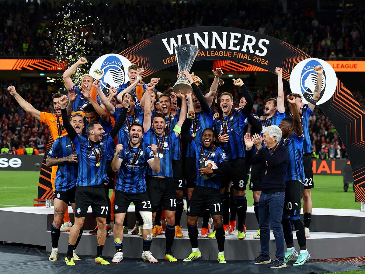 FutbolOblicuo's tweet photo. 'Bérgamo, scooters y una Europa League'.

De Bérgamo partió en 1860 la Expedición de los Mil que junto a Giuseppe Garibaldi llegó a Marsala (Sicilia) para desde allí emprender la reunificación italiana, y de Bérgamo partían todos los fines de semana de finales de los 80 y principios de los 90 cientos de jóvenes en dirección a la cada vez más vibrante Milán. El fin de los años de plomo, las implacables leyes antiterroristas, la estabilización de la lira y el crecimiento económico habían transformado a la capital lombarda en una de las ciudades más ricas y prósperas de Europa, sede a su vez de la flamante Canale 5, la revolucionaria televisión berlusconiana que había introducido en Italia el llamado american way of life a través de series como Dallas, Alf, The Dukes of Hazzard o Dynasty.

La comida rápida, la MTV, el uso casual del inglés y de marcas como Timberland, Ray-Ban, El Charro, Mistral, Chevignon, Swatch, Levi’s o Moncler se convirtieron de repente en la seña de identidad de los paninari, como pasó a ser conocida aquella tribu urbana esencialmente milanesa (de clase alta y educación privada) tan obsesionada con la imagen y la autoafirmación personal como con los “bifolchi” y “motorini”, como llamaban despectivamente a aquellos “pueblerinos” que las tardes de los viernes y los sábados se desplazaban en moto a Milán, especialmente desde Bérgamo, para tratar de formar parte de tan aspiracional estilo de vida, una suerte de superioridad moral que se mantuvo hasta prácticamente el cambio de siglo y que también tuvo su eco en los estadios.

Temporada 2000-2001. El Inter de Ronaldo, Recoba y Vieri visita a la Atalanta en un partido que concluye con el autobús interista en llamas y con la promesa de venganza por parte de la Curva Nord. 6 de mayo de 2001, partido de vuelta, San Siro, minuto 89. Un ciclomotor robado por los ultras milaneses a uno de los más de 500 aficionados desplazados a la capital desde Bérgamo explota en una de las gradas tras ser lanzado desde el segundo anillo del estadio. El Inter ganó 3-0 aquel partido. La Atalanta levantó ayer su primera Europa League.