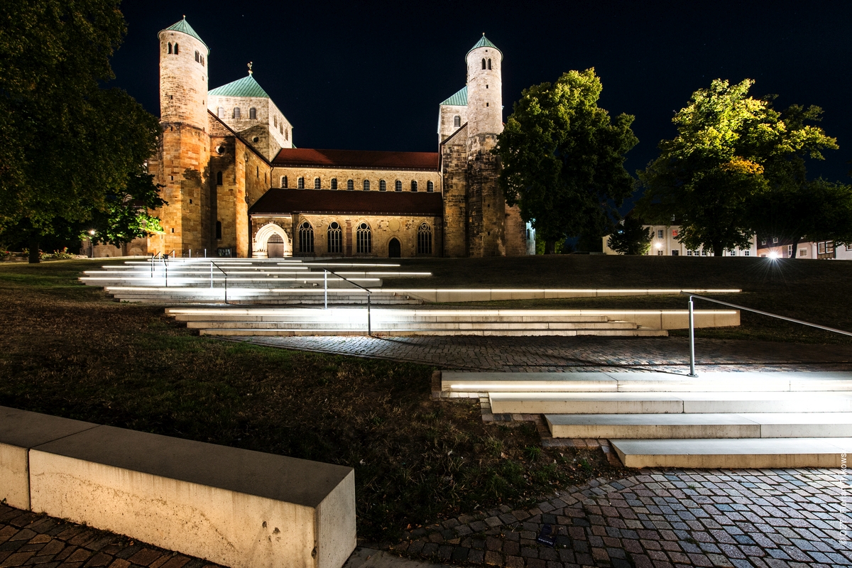 Buenas noches desde Hildesheim, situada en la Baja Sajonia. Ya en el 1985, la iglesia de San Miguel, junto con la catedral de Santa María, fue inscrita en la Lista del Patrimonio UNESCO como testimonio de la arquitectura y arte prerrománico.  💙