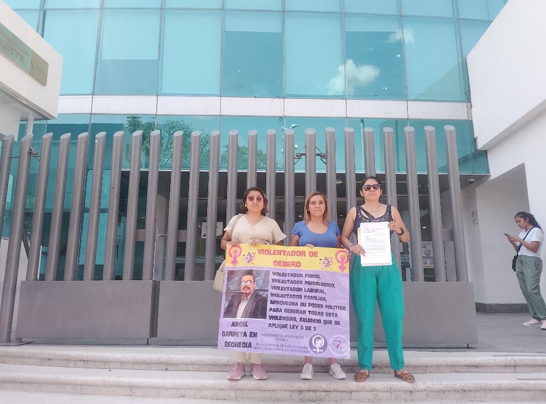 JaimeComunidad3's tweet photo. Por el delito de discriminación, integrantes del @FNMCDAPuebla presentaron una denuncia vs. el regidor del @PTPueblaOficial Ángel Rivera Ortega. El recurso en cuestión fue promovido el 21 de mayo. Cabe recordar que el petista es acusado d descontar el sueldo de una excolaboradora https://t.co/UYZWfMh8de