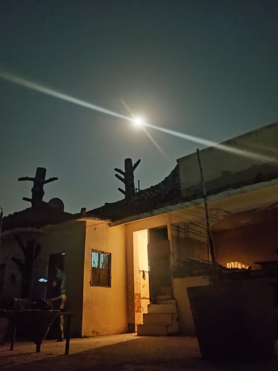 BSuhail1920's tweet photo. Far things are always beautiful,look at the moon.
#selenophile #moon #nature #sky #photoofnight https://t.co/2Jyz6dEB2u