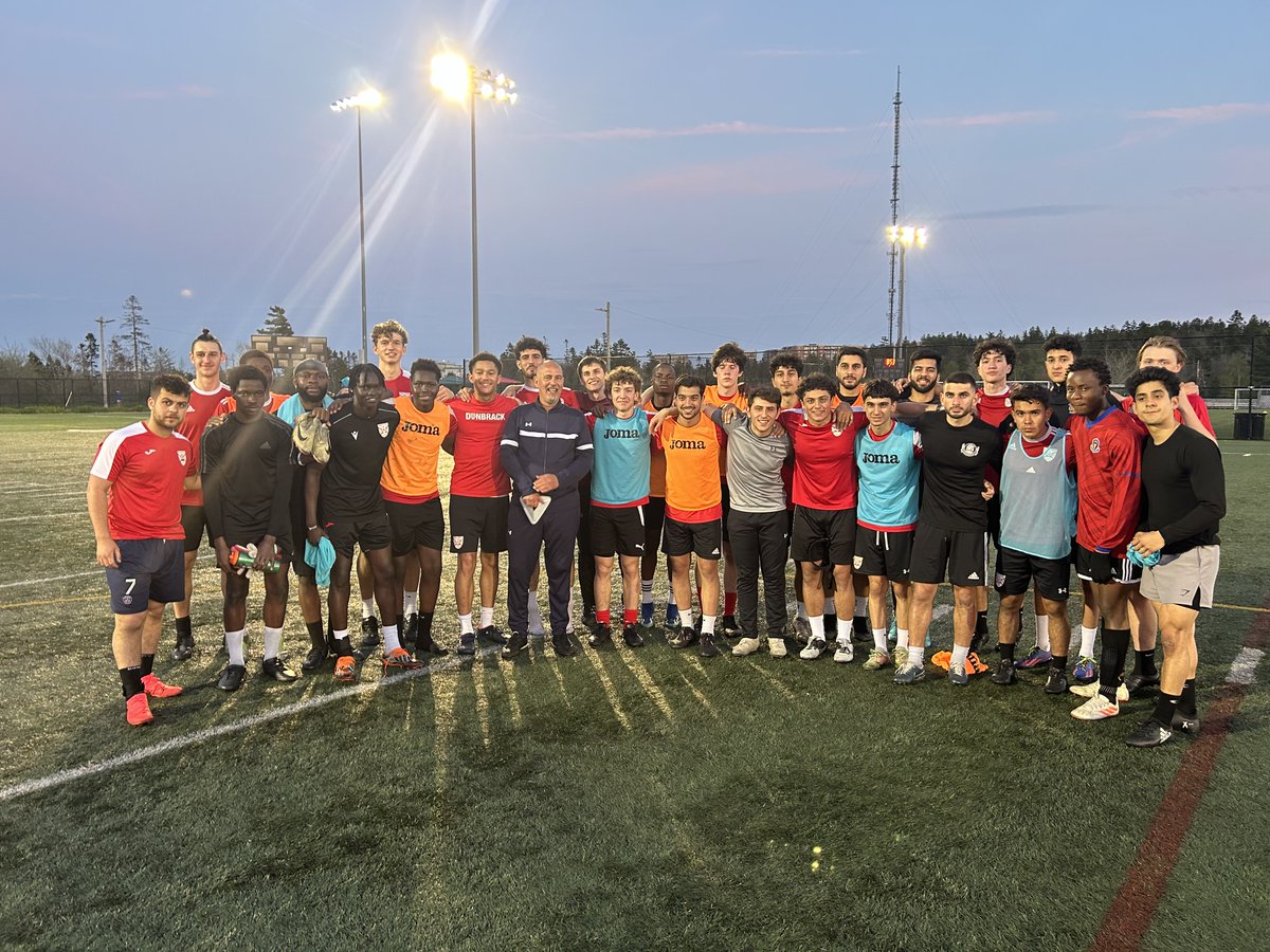 The Dunbrack Senior Men had a great training session with special guest coach Stephen Hart! He brought a wealth of coaching experience to the session and the players were thrilled to work with him.