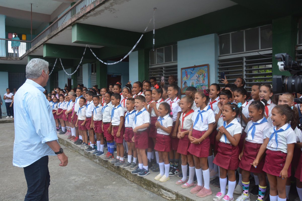 @DiazCanelB @DrRobertoMOjeda 🇨🇺| 'Es un honor estar aquí junto a ustedes', expresó el Presidente casi al término de su visita a Yateras. 'No podía irme de aquí sin saludarlos', dijo a más de un centenar de niños del centro escolar 'Día de la Victoria'. #Cuba