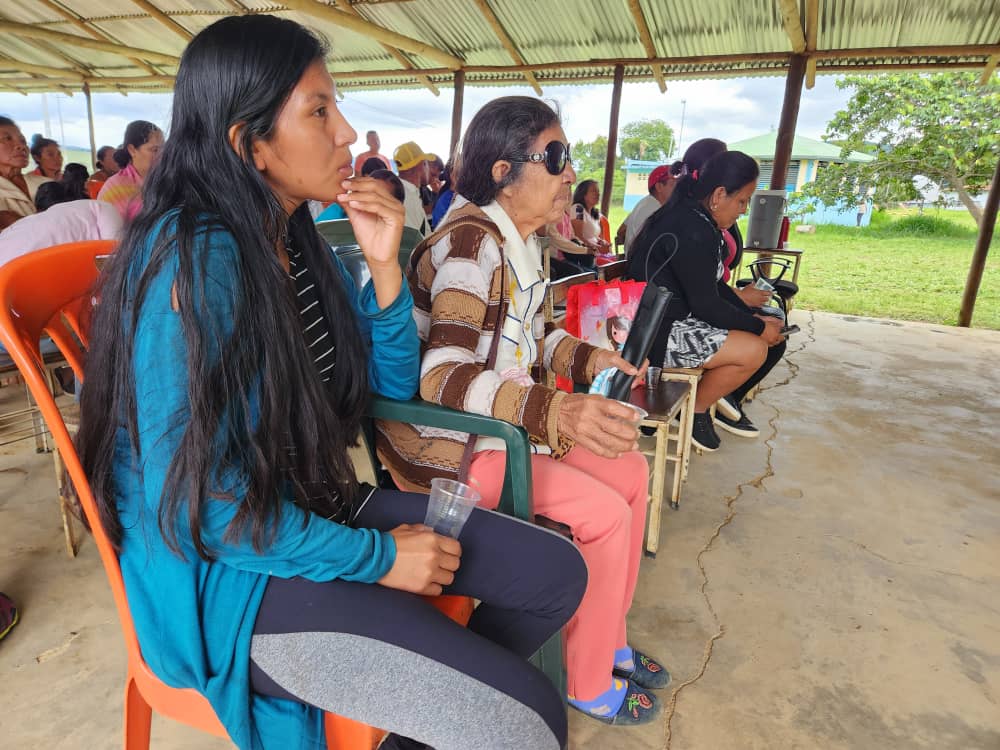 FAO_Venezuela's tweet photo. Con el apoyo de @UNCERF, el proyecto contempla la rehabilitación y creación rápida de medios de vida. El #CLPI contó con la participación de mujeres, jóvenes, capitanía general, consejo de ancianos, #OIM, #FundaciónManiapure, @obav_agro, @InparquesVzla y autoridades locales. https://t.co/29k8Y5qr34