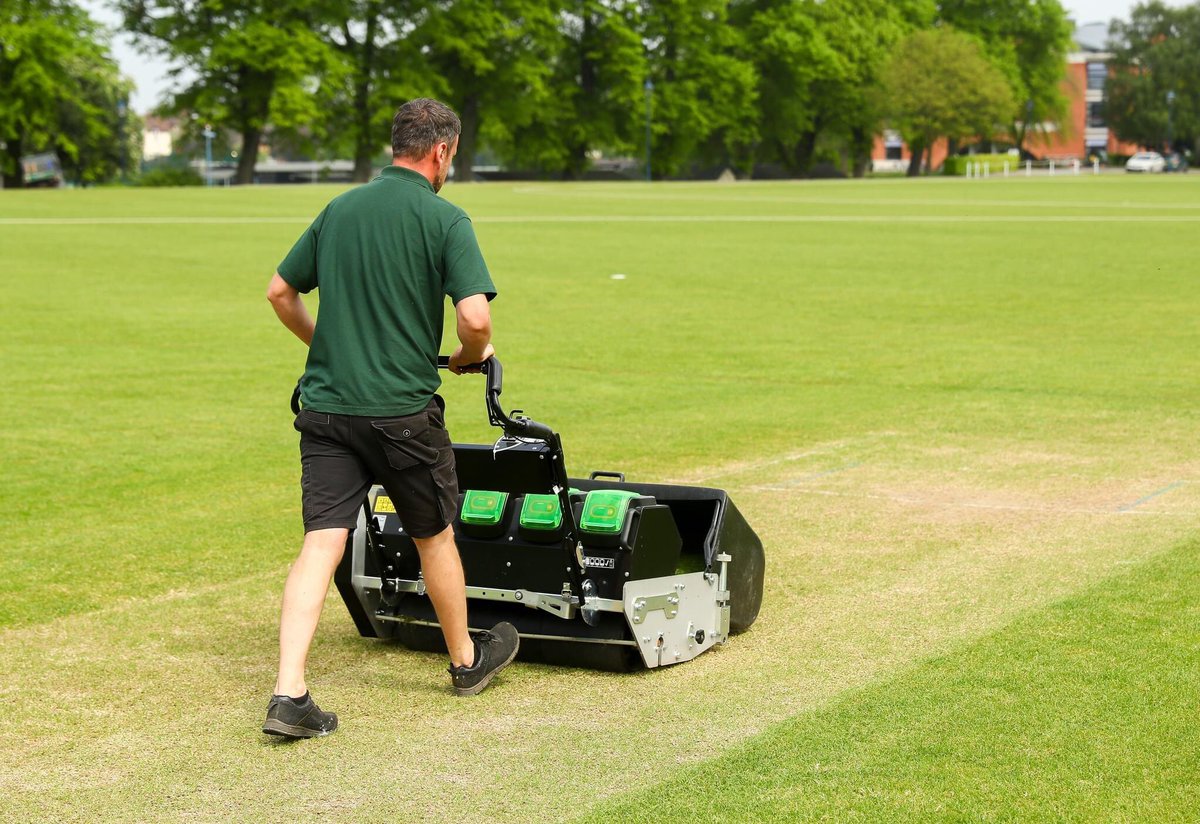 AllettMowers's tweet photo. Key Features:
π 82V Battery System: No engine, quiet operation and eco-friendly with no harmful emissions.
π Interchangeable Cartridges: Scarify, rake, aerate, brush, verti-cut and mow with ease.
π 34'' cutting width, adjustable height (8mm-55mm) and strong striping #C34E https://t.co/jTitpiQNBv