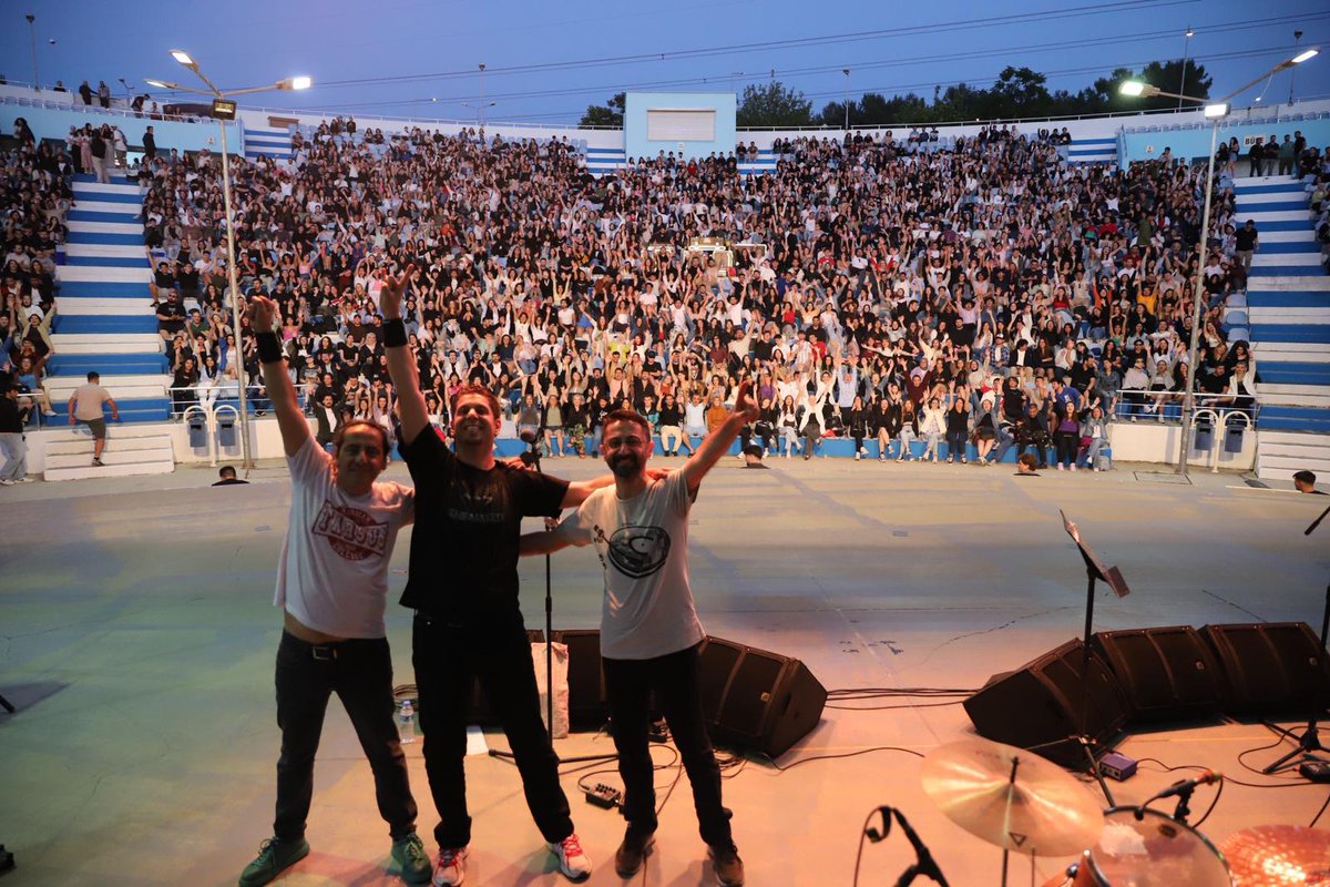 🇹🇷 'Gençlik Haftası' kapsamında birbirinden eğlenceli etkinlik ve konserlerimizle yerleşkelerimizdeki coşku tam gaz devam ediyor. Tınaztepe Yerleşkemizde DEÜ'lü öğretim üyelerimizden kurulu 🎤Çizgi konseri sona ererken, öncesinde Amfi Tiyatromuz önünde Redbull gündüz