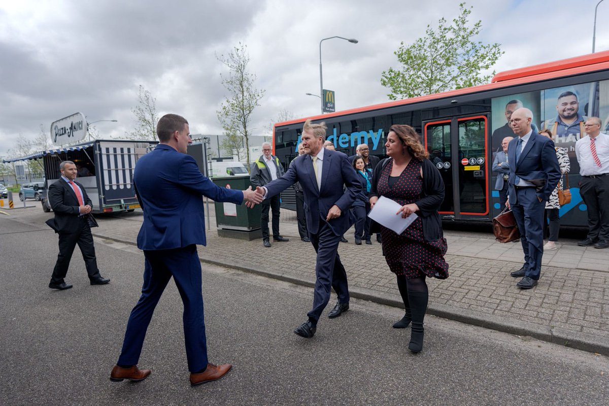 Cstuur's tweet photo. Een hele bijzondere dag voor de Academy. Bezoek van Zijne Majesteit de Koning en staatssecretaris Vivianne Heijnen. Ze namen een kijkje bij een les van chauffeurs in opleiding en bij een nascholing code 95. Ook gingen ze in gesprek met diverse chauffeurs.  #wijzinntransdev https://t.co/GpmFqMwU0S