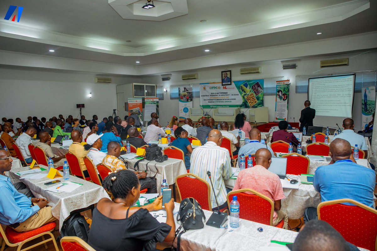 akezanet's tweet image. 🔴 L' #IFDC Burundi organise depuis ce 23 mai, un Forum National Semencier au Restaurant la Détente de @MairieBuja.
========
🔹Ce forum s'inscrit dans le cadre de la célébration du cinquantenaire de l' @IFDCGlobal. Le lancement de cette activité qui rassemble les acteurs et les