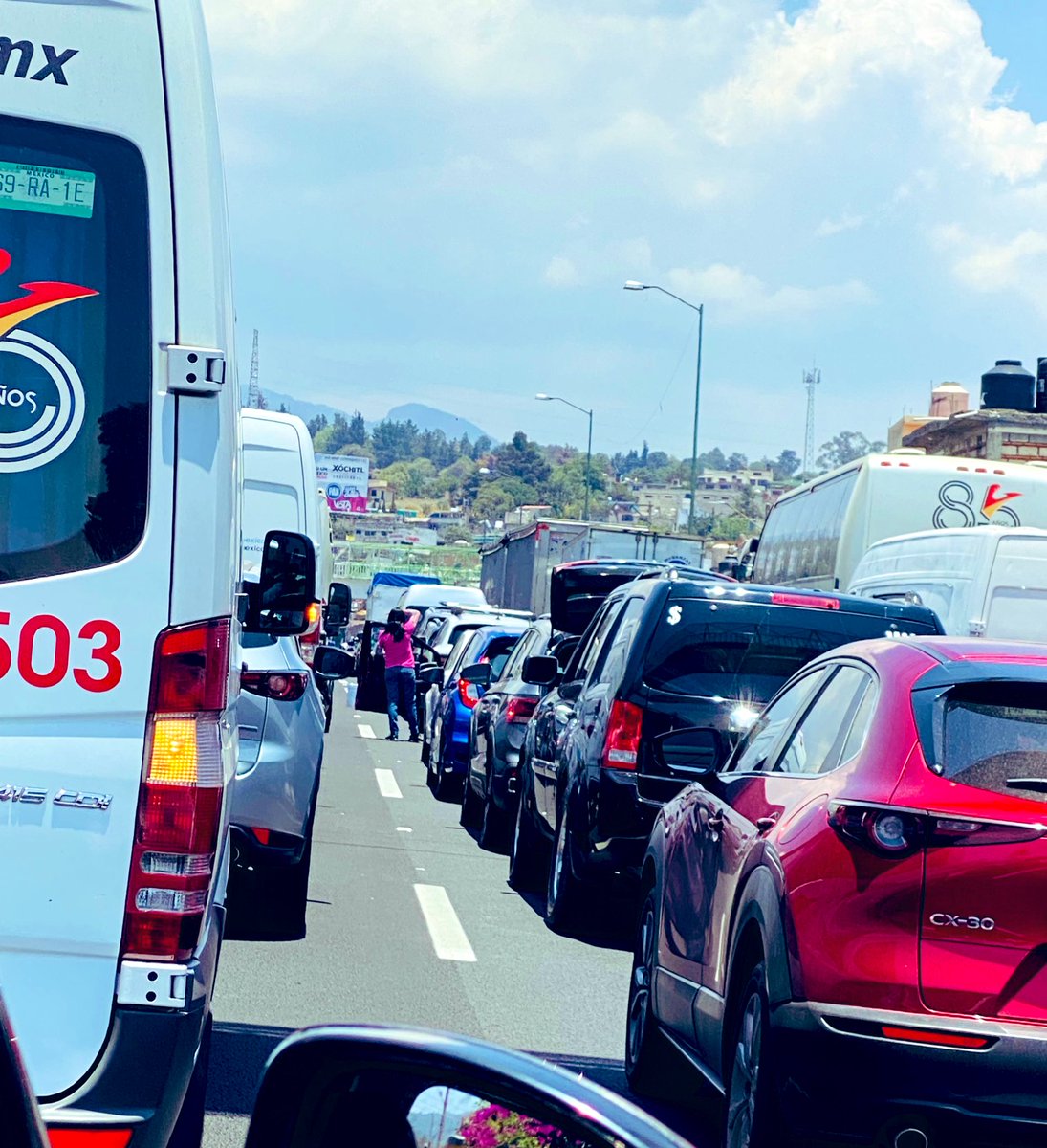 NinshkY's tweet photo. Qué bonito es lo bonito,Viva México… Ya llevamos una hora!! Y seguimos  creyendo que privando de la libertad ( de circular) a los demás podemos conseguir algo positivo … nada puede cambiar así, estamos muy mal . #carreteraMexicoCuernavaca https://t.co/rXIhKotx9P