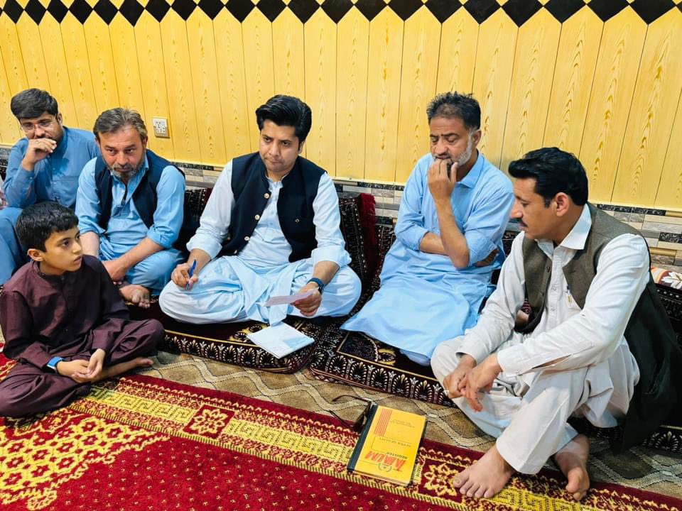 ShafiJanPTI's tweet image. رُکن صوبائی اسمبلی خیبر پختون خواہ شفیع جان کا علاقہ بنگش علی زئی آمد،
 علی زئی میں ہونے والے تمام تر مسائل زیر غور لائے گئے،

رُکن صوبائی اسمبلی شفیع جان نے الیکشن میں بھرپور سپورٹ پر علی زئی کے عوام کا شکریہ ادا کیا اور مسائل سُنیں اور حل کرنے کی مکمل یقین دیہانی کرائی.
#kohat