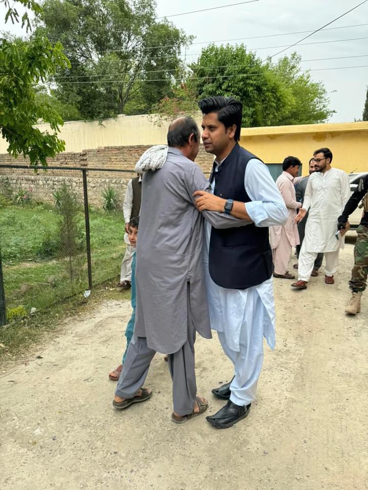 ShafiJanPTI's tweet image. رُکن صوبائی اسمبلی خیبر پختون خواہ شفیع جان کا علاقہ بنگش علی زئی آمد،
 علی زئی میں ہونے والے تمام تر مسائل زیر غور لائے گئے،

رُکن صوبائی اسمبلی شفیع جان نے الیکشن میں بھرپور سپورٹ پر علی زئی کے عوام کا شکریہ ادا کیا اور مسائل سُنیں اور حل کرنے کی مکمل یقین دیہانی کرائی.
#kohat