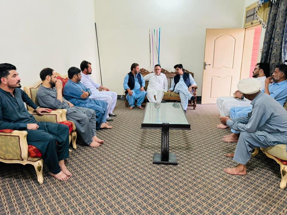 ShafiJanPTI's tweet image. رُکن صوبائی اسمبلی خیبر پختون خواہ شفیع جان کا علاقہ بنگش علی زئی آمد،
 علی زئی میں ہونے والے تمام تر مسائل زیر غور لائے گئے،

رُکن صوبائی اسمبلی شفیع جان نے الیکشن میں بھرپور سپورٹ پر علی زئی کے عوام کا شکریہ ادا کیا اور مسائل سُنیں اور حل کرنے کی مکمل یقین دیہانی کرائی.
#kohat