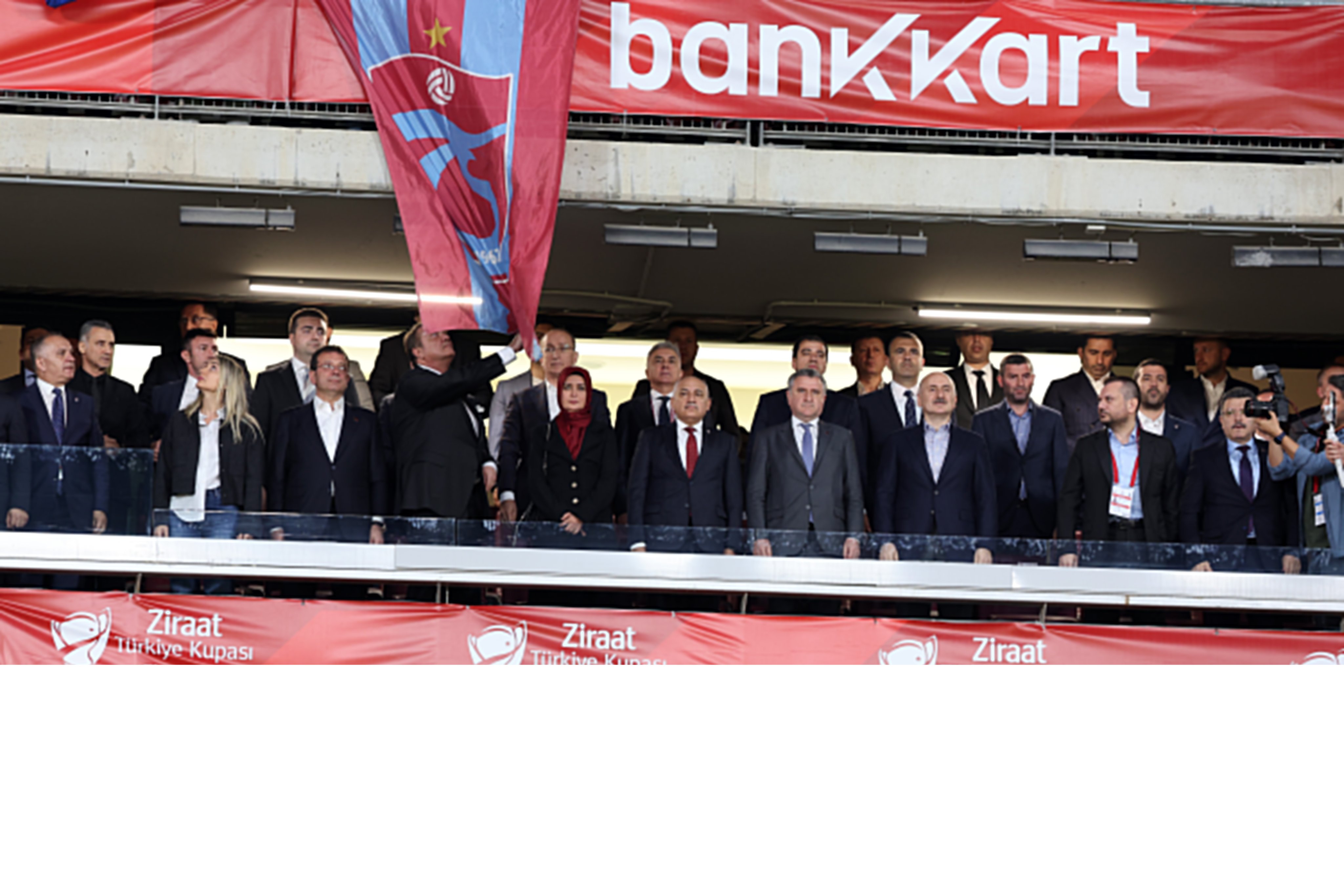 Türkiye Kupası final maçı protokolde bayrak tartışması ile başladı! Hasan Arat çok sinirlendi!