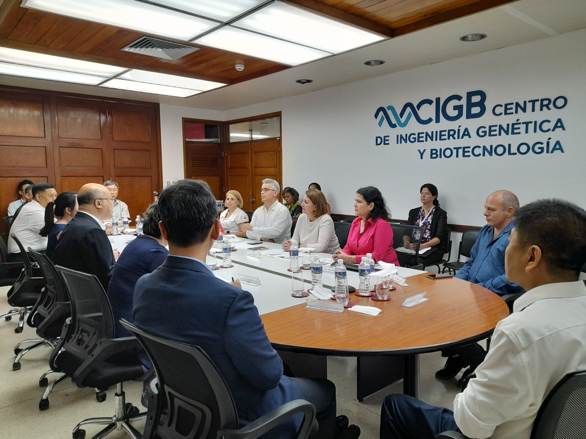 Sr. Wang Zhengpu, Gobernador de la provincia china de Hebei, y la delegación que lo acompaña, sostuvieron un provechoso encuentro en el CIGB para futuras colaboraciones con Biocubafarma.