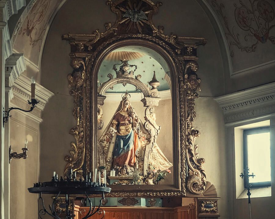 Altar in San Martino Church Lake Como Italy! buff.ly/3VdLxDB #sanmartino #chapel #church #mirror #alcove #religious #statue #sanctuary #lakecomo #italy #artforsale #wallartforsale #AYearForArt #BuyIntoArt #giftideas @joancarroll